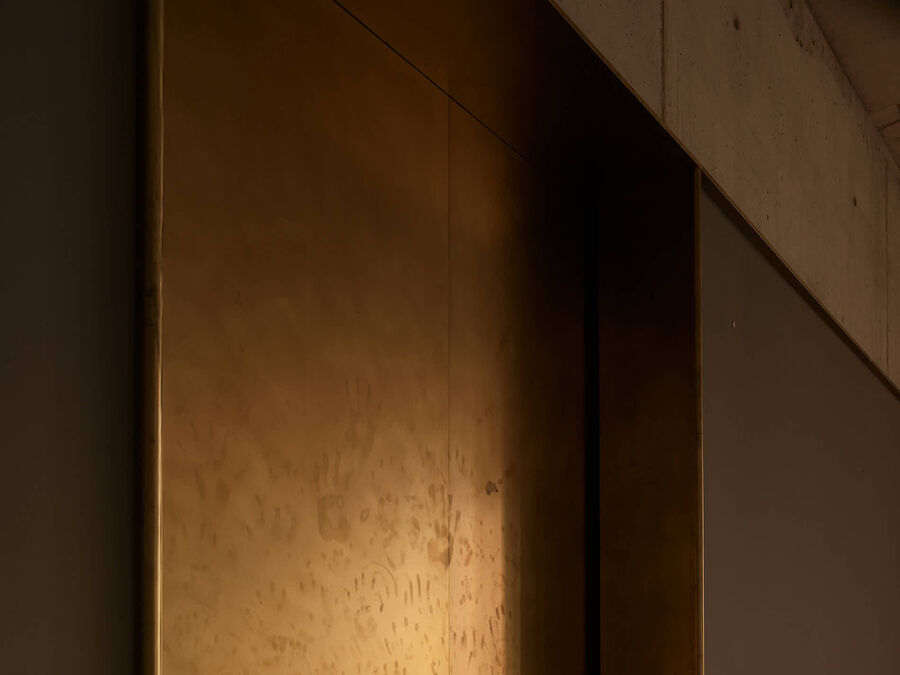 Architekturfotografie des Erweiterungsbaus des Kunsthaus Zürich von David Chipperfield Architects – Sichtbeton, Stein, Messing und Licht in klarer Komposition.