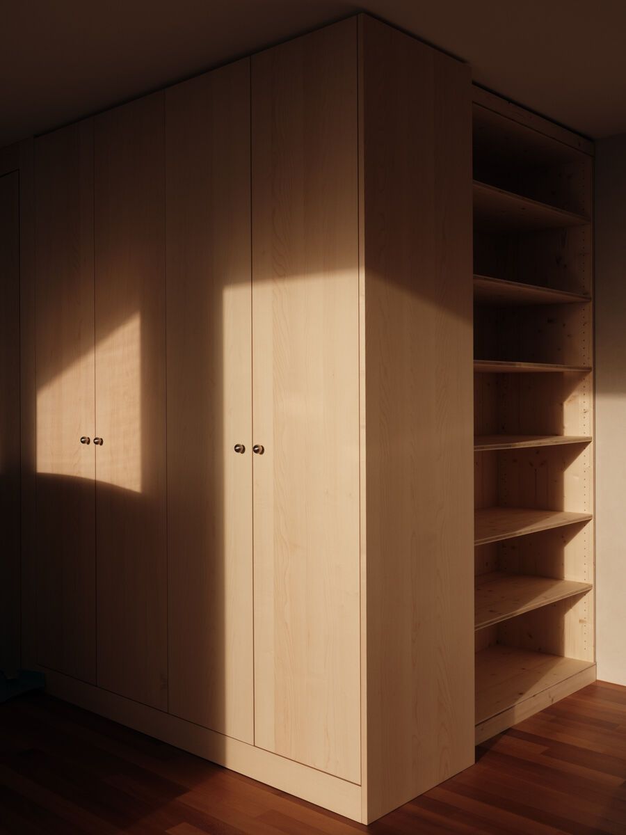 Architekturfotografie eines sensibel umgebauten Einfamilienhauses in Bolligen von Coora Architektur mit Lehmputz, warmen Farbtönen und klarer architektonischer Struktur.