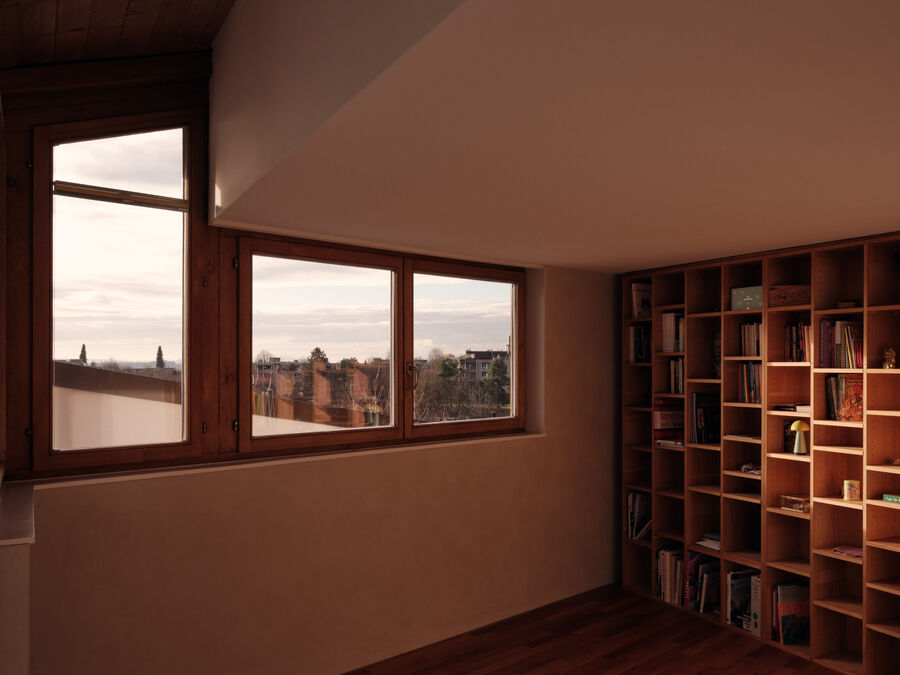 Architekturfotografie eines sensibel umgebauten Einfamilienhauses in Bolligen von Coora Architektur mit Lehmputz, warmen Farbtönen und klarer architektonischer Struktur.