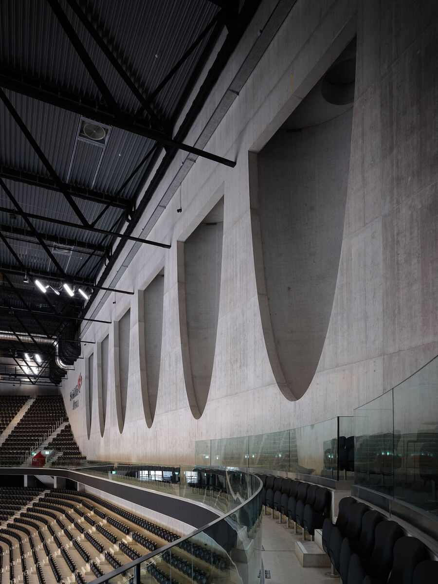 Architekturfotografie der Swiss Life Arena in Zürich von Caruso St. John – eine fotografische Serie vom Rohbau bis zur fertigen Architektur, mit Betonstrukturen, Licht, Treppen und Fassaden.