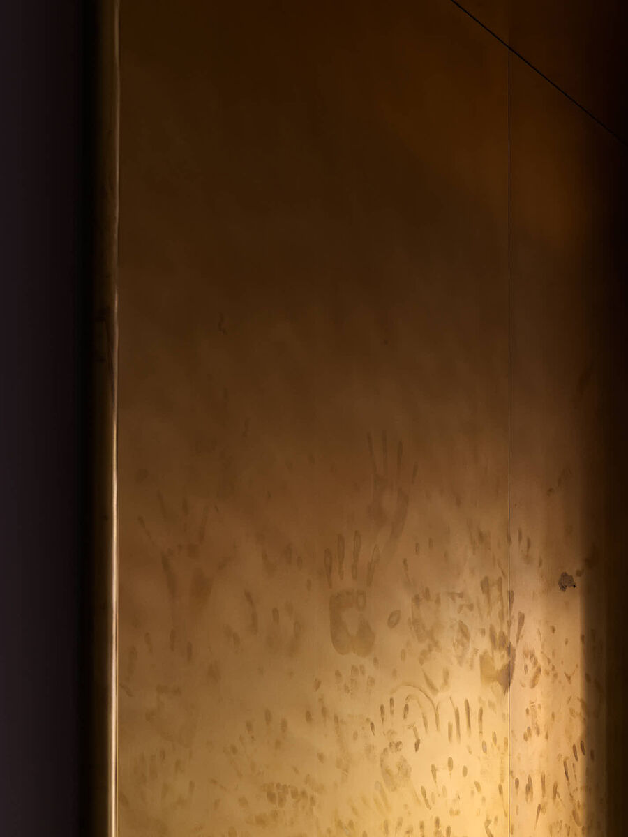 Architekturfotografie des Erweiterungsbaus des Kunsthaus Zürich von David Chipperfield Architects – Sichtbeton, Stein, Messing und Licht in klarer Komposition.