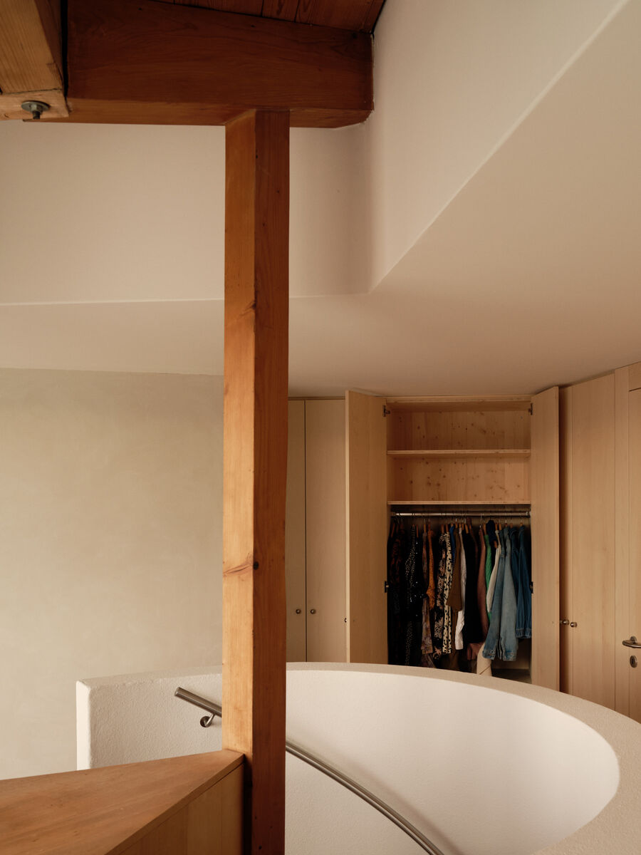 Architekturfotografie eines sensibel umgebauten Einfamilienhauses in Bolligen von Coora Architektur mit Lehmputz, warmen Farbtönen und klarer architektonischer Struktur.