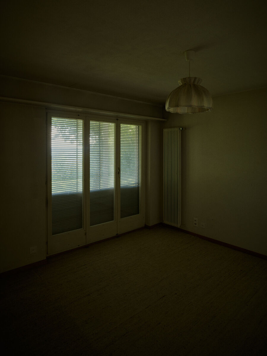 Architekturfotografie von Stettler Photography: Leere Räume, Licht und Schatten im Haus Oberdorf, stimmungsvolle fotografische Bestandesaufnahme in Solothurn, Schweiz.