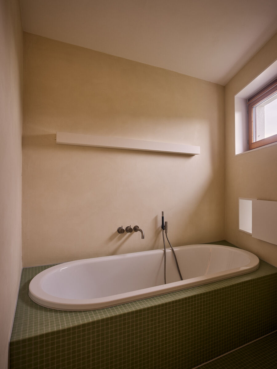 Architekturfotografie eines sensibel umgebauten Einfamilienhauses in Bolligen von Coora Architektur mit Lehmputz, warmen Farbtönen und klarer architektonischer Struktur.