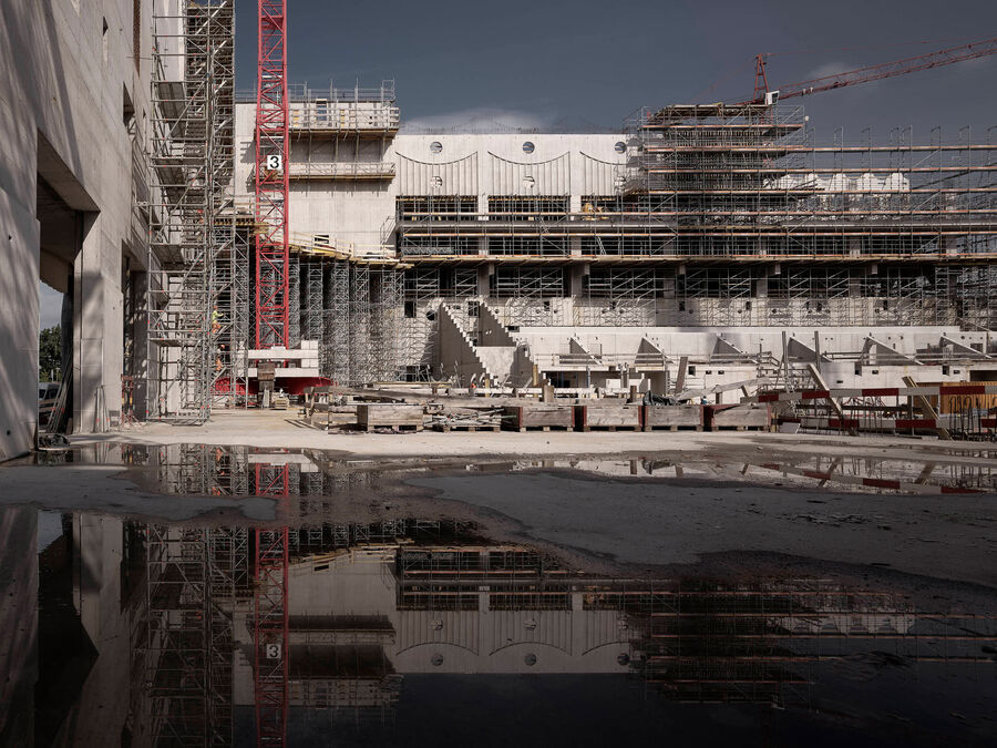 Architekturfotografie der Swiss Life Arena in Zürich von Caruso St. John – eine fotografische Serie vom Rohbau bis zur fertigen Architektur, mit Betonstrukturen, Licht, Treppen und Fassaden.