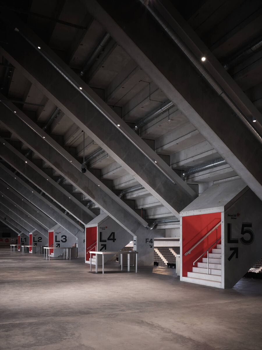 Architekturfotografie der Swiss Life Arena in Zürich von Caruso St. John – eine fotografische Serie vom Rohbau bis zur fertigen Architektur, mit Betonstrukturen, Licht, Treppen und Fassaden.