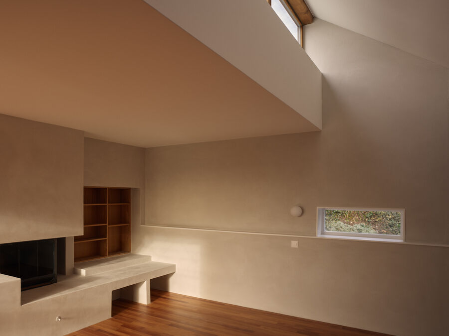 Architekturfotografie eines sensibel umgebauten Einfamilienhauses in Bolligen von Coora Architektur mit Lehmputz, warmen Farbtönen und klarer architektonischer Struktur.