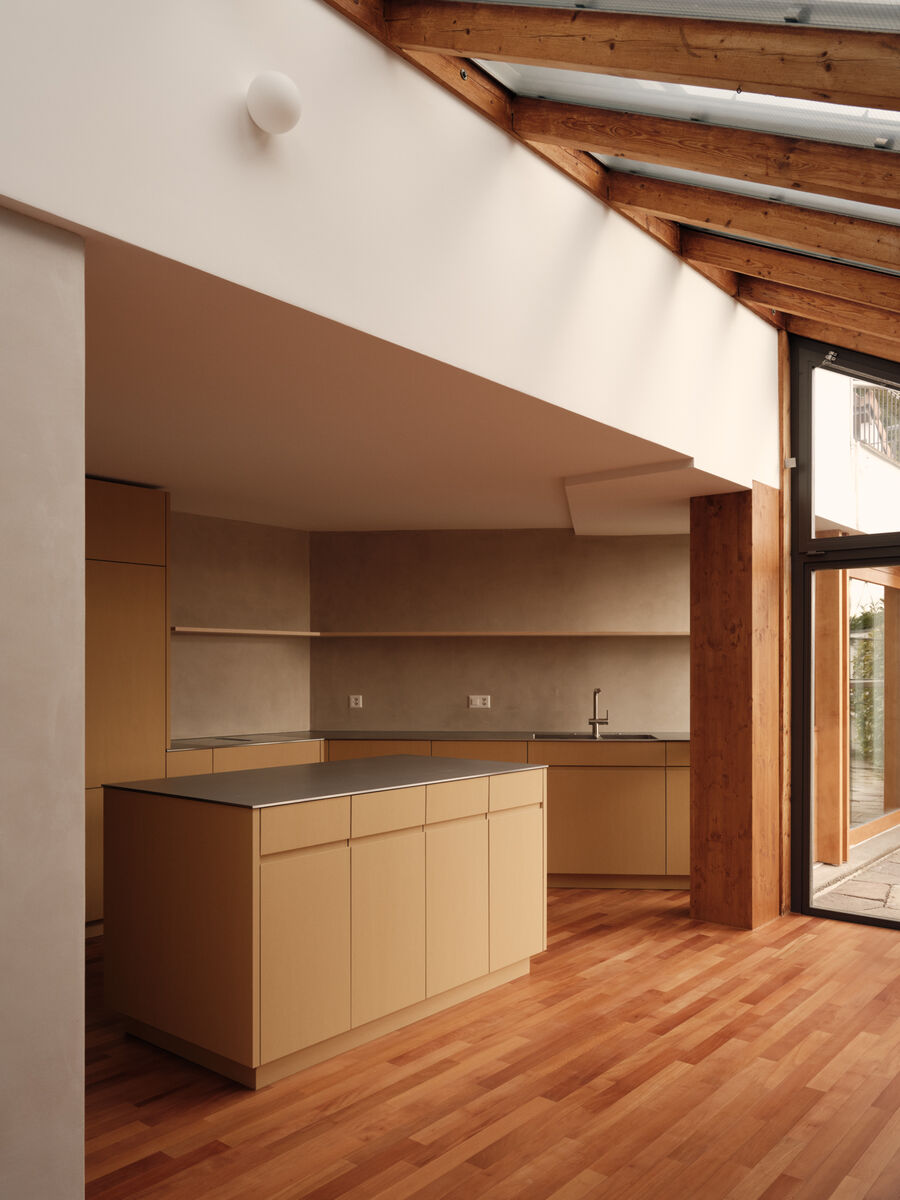 Architekturfotografie eines sensibel umgebauten Einfamilienhauses in Bolligen von Coora Architektur mit Lehmputz, warmen Farbtönen und klarer architektonischer Struktur.