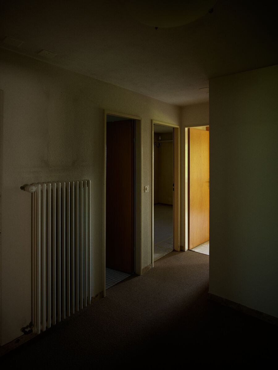 Architekturfotografie von Stettler Photography: Leere Räume, Licht und Schatten im Haus Oberdorf, stimmungsvolle fotografische Bestandesaufnahme in Solothurn, Schweiz.