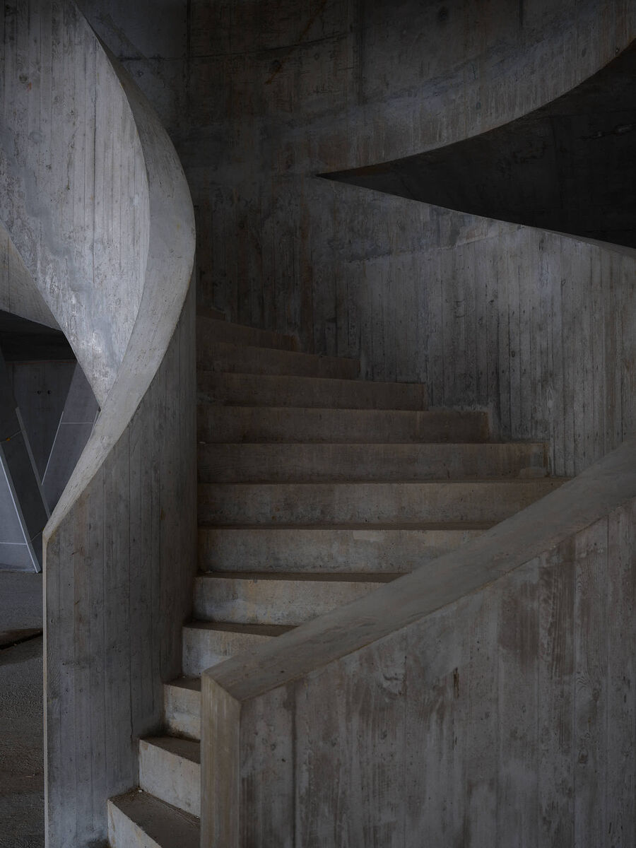 Architekturfotografie der Swiss Life Arena in Zürich von Caruso St. John – eine fotografische Serie vom Rohbau bis zur fertigen Architektur, mit Betonstrukturen, Licht, Treppen und Fassaden.