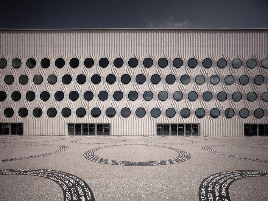 Architekturfotografie der Swiss Life Arena in Zürich von Caruso St. John – eine fotografische Serie vom Rohbau bis zur fertigen Architektur, mit Betonstrukturen, Licht, Treppen und Fassaden.