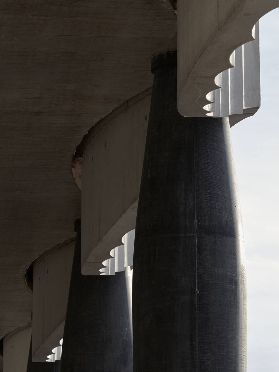 Architekturfotografie der Swiss Life Arena in Zürich von Caruso St. John – eine fotografische Serie vom Rohbau bis zur fertigen Architektur, mit Betonstrukturen, Licht, Treppen und Fassaden.