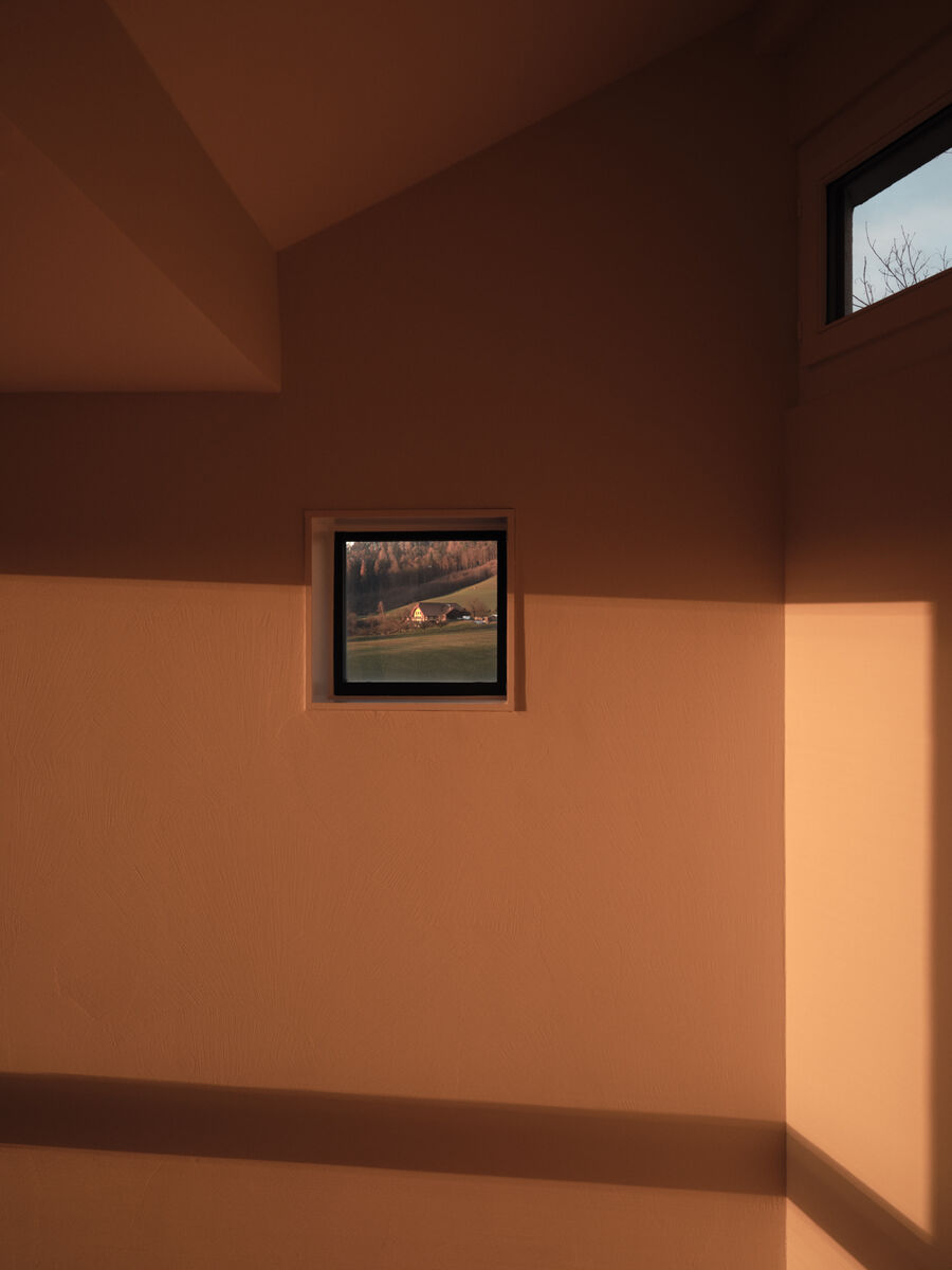 Architekturfotografie eines sensibel umgebauten Einfamilienhauses in Bolligen von Coora Architektur mit Lehmputz, warmen Farbtönen und klarer architektonischer Struktur.