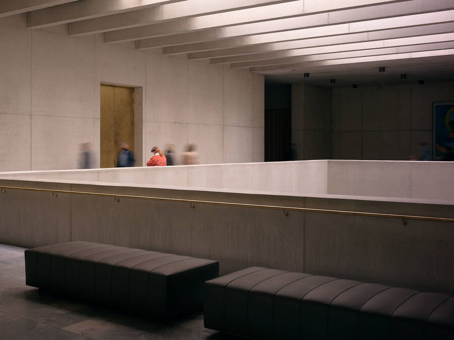 Architekturfotografie des Erweiterungsbaus des Kunsthaus Zürich von David Chipperfield Architects – Sichtbeton, Stein, Messing und Licht in klarer Komposition.