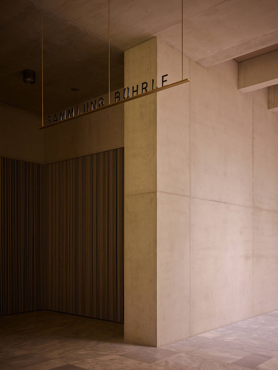 Architekturfotografie des Erweiterungsbaus des Kunsthaus Zürich von David Chipperfield Architects – Sichtbeton, Stein, Messing und Licht in klarer Komposition.