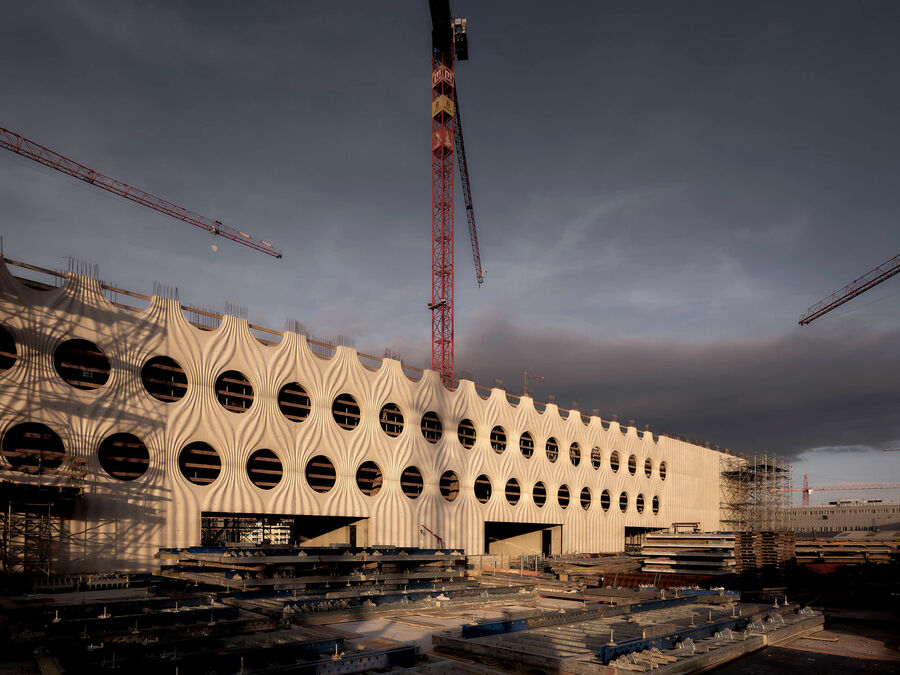 Architekturfotografie der Swiss Life Arena in Zürich von Caruso St. John – eine fotografische Serie vom Rohbau bis zur fertigen Architektur, mit Betonstrukturen, Licht, Treppen und Fassaden.