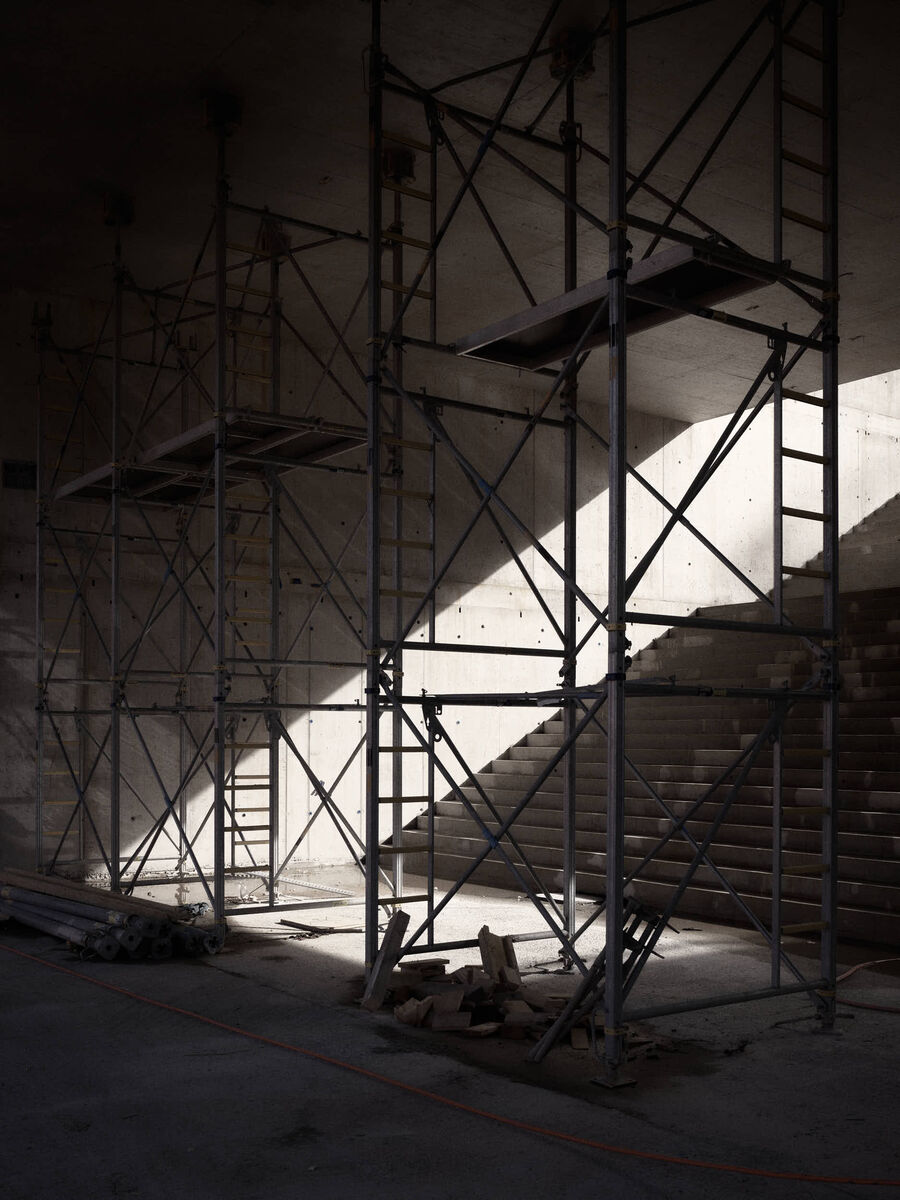Architekturfotografie der Swiss Life Arena in Zürich von Caruso St. John – eine fotografische Serie vom Rohbau bis zur fertigen Architektur, mit Betonstrukturen, Licht, Treppen und Fassaden.