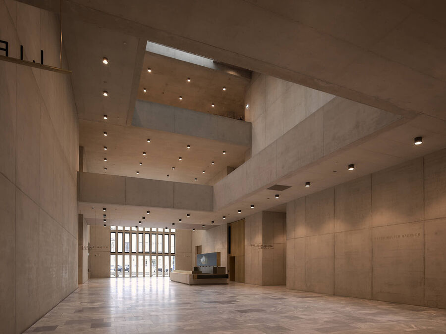 Architekturfotografie des Erweiterungsbaus des Kunsthaus Zürich von David Chipperfield Architects – Sichtbeton, Stein, Messing und Licht in klarer Komposition.