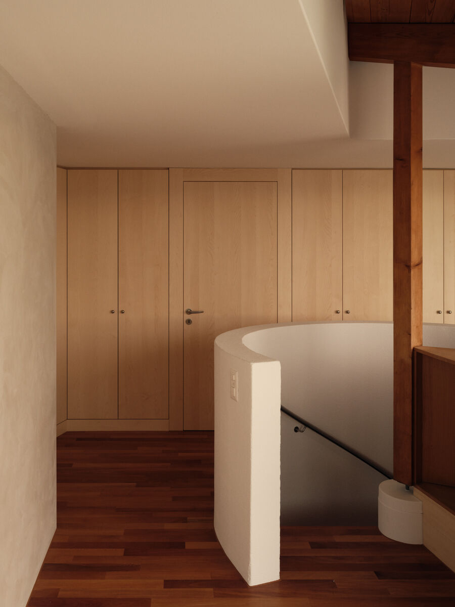 Architekturfotografie eines sensibel umgebauten Einfamilienhauses in Bolligen von Coora Architektur mit Lehmputz, warmen Farbtönen und klarer architektonischer Struktur.