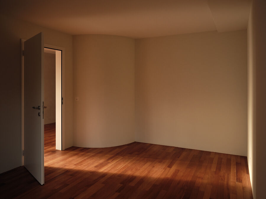 Architekturfotografie eines sensibel umgebauten Einfamilienhauses in Bolligen von Coora Architektur mit Lehmputz, warmen Farbtönen und klarer architektonischer Struktur.