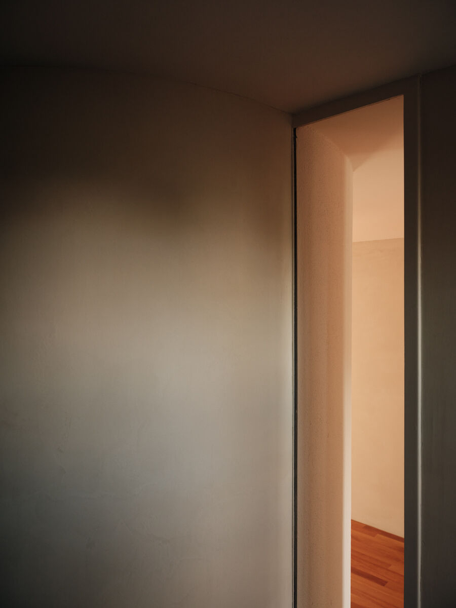 Architekturfotografie eines sensibel umgebauten Einfamilienhauses in Bolligen von Coora Architektur mit Lehmputz, warmen Farbtönen und klarer architektonischer Struktur.