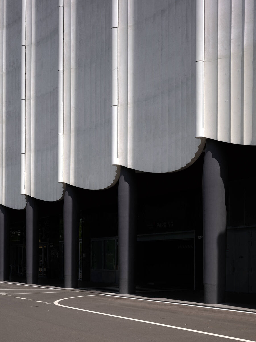 Architekturfotografie der Swiss Life Arena in Zürich von Caruso St. John – eine fotografische Serie vom Rohbau bis zur fertigen Architektur, mit Betonstrukturen, Licht, Treppen und Fassaden.