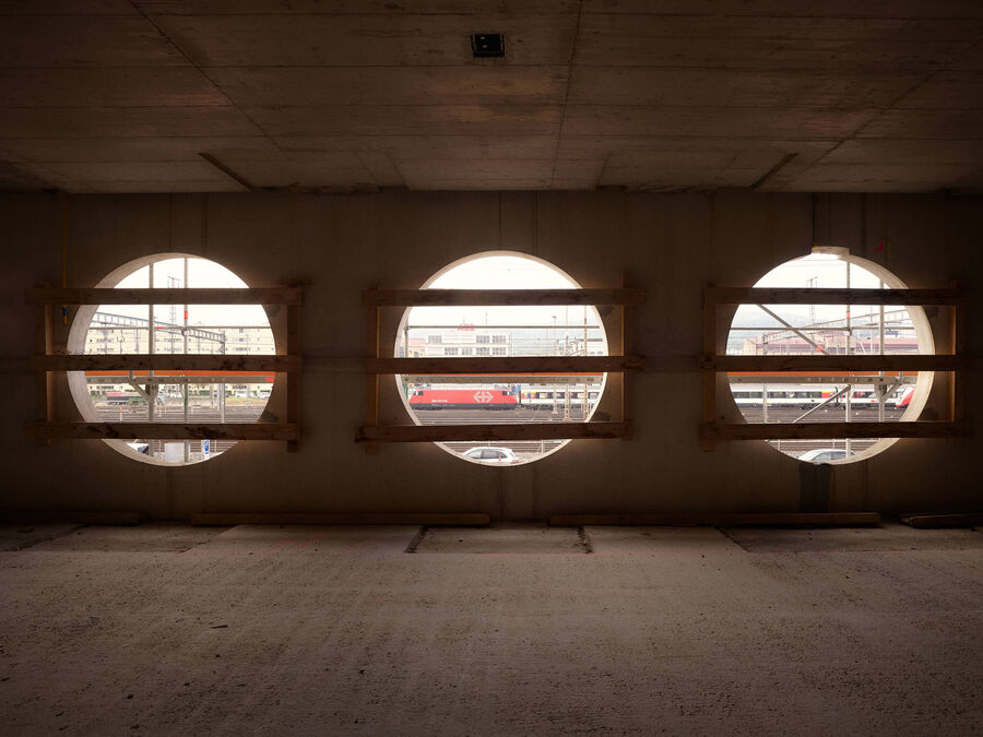 Architekturfotografie der Swiss Life Arena in Zürich von Caruso St. John – eine fotografische Serie vom Rohbau bis zur fertigen Architektur, mit Betonstrukturen, Licht, Treppen und Fassaden.