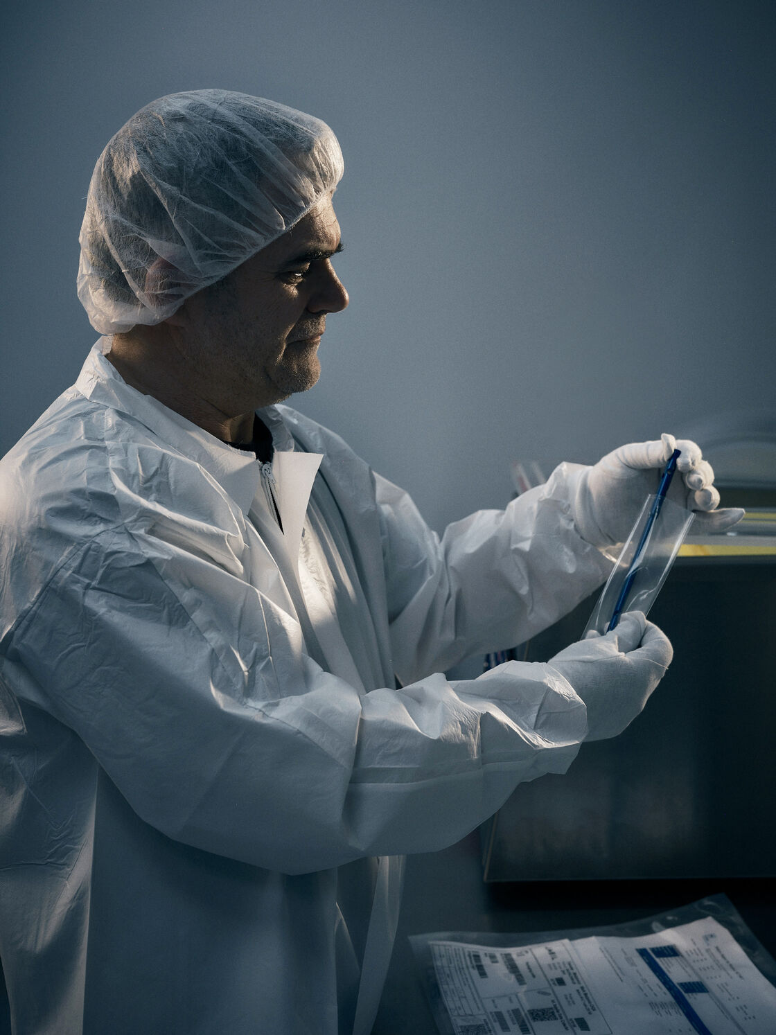 Authentische Industriefotografie bei Createch: Menschen, Technologien und Prozesse im Spannungsfeld von Hightech, Handwerk und cineastischer Bildsprache. Präzision für Raumfahrt, Medizin und Uhrenindustrie – sichtbar gemacht.