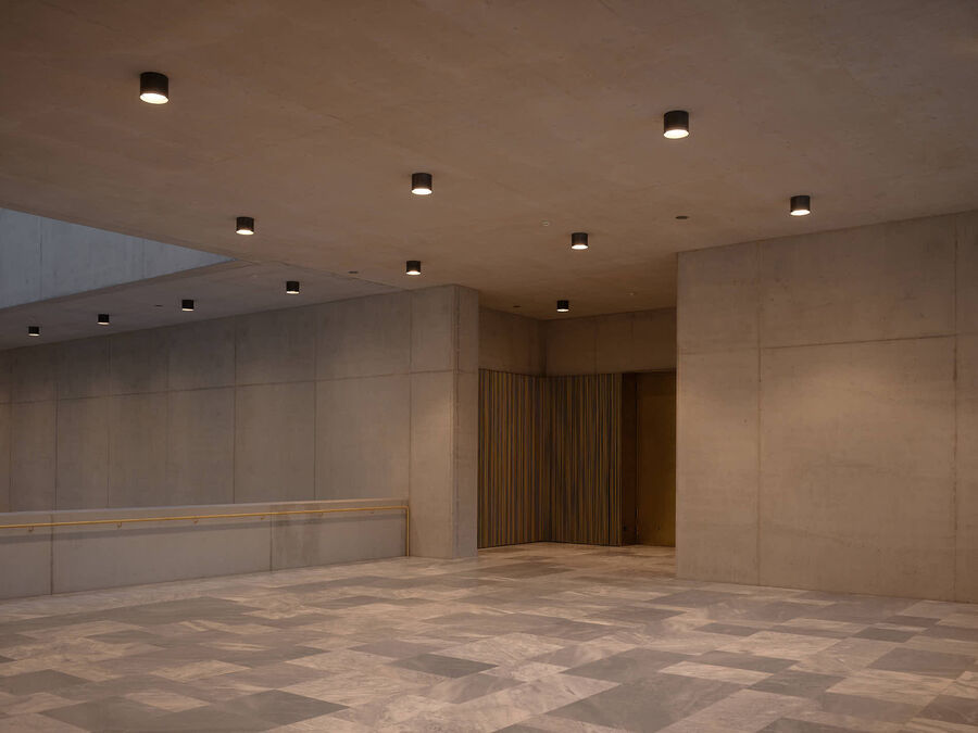 Architekturfotografie des Erweiterungsbaus des Kunsthaus Zürich von David Chipperfield Architects – Sichtbeton, Stein, Messing und Licht in klarer Komposition.