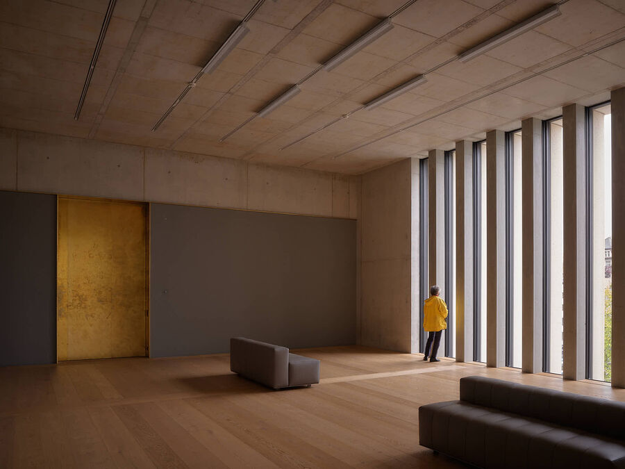 Architekturfotografie des Erweiterungsbaus des Kunsthaus Zürich von David Chipperfield Architects – Sichtbeton, Stein, Messing und Licht in klarer Komposition.