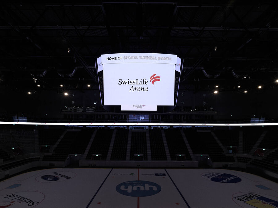 Architekturfotografie der Swiss Life Arena in Zürich von Caruso St. John – eine fotografische Serie vom Rohbau bis zur fertigen Architektur, mit Betonstrukturen, Licht, Treppen und Fassaden.
