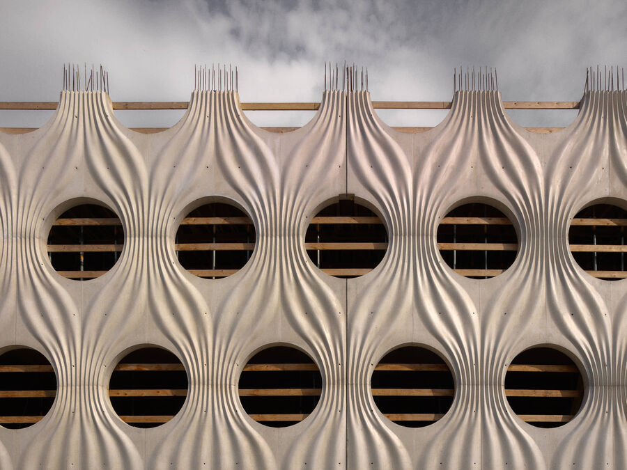 Architekturfotografie der Swiss Life Arena in Zürich von Caruso St. John – eine fotografische Serie vom Rohbau bis zur fertigen Architektur, mit Betonstrukturen, Licht, Treppen und Fassaden.