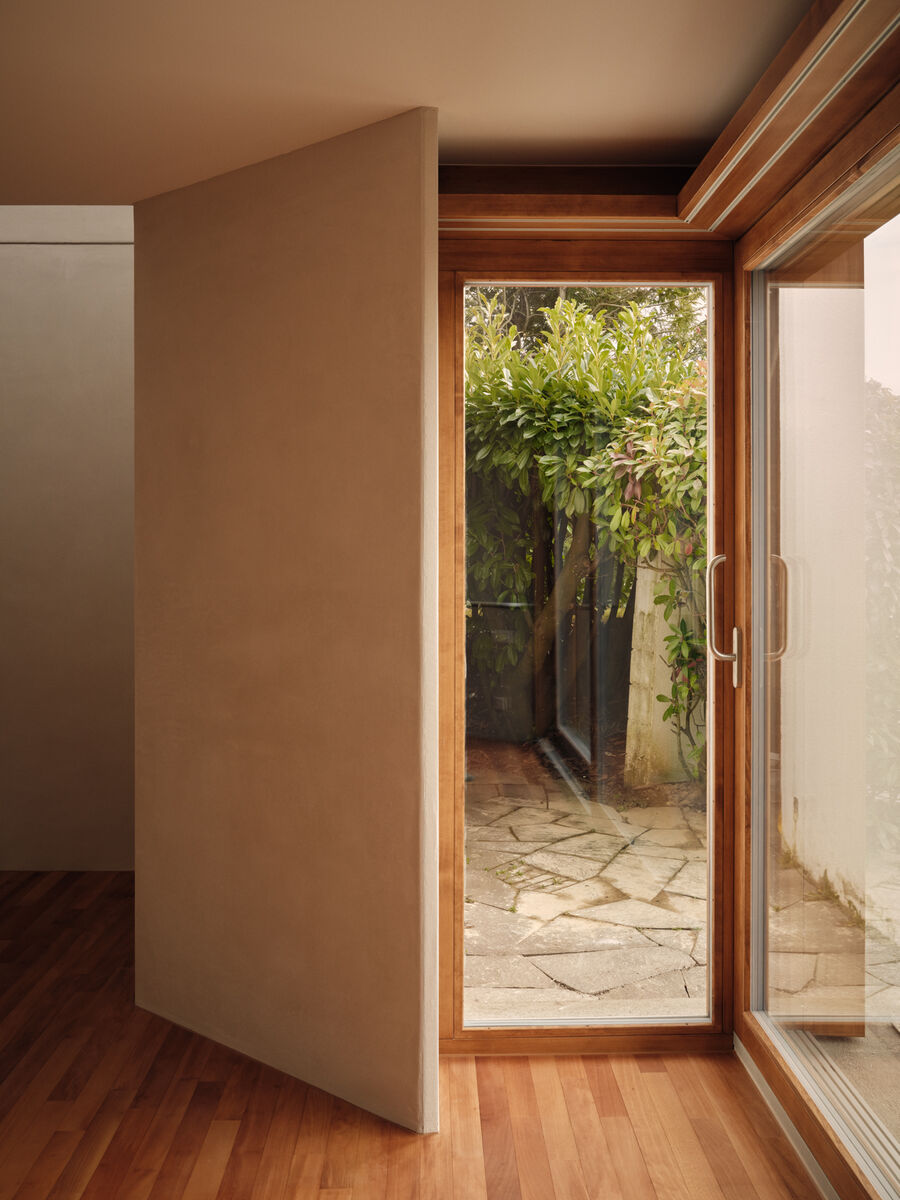 Architekturfotografie eines sensibel umgebauten Einfamilienhauses in Bolligen von Coora Architektur mit Lehmputz, warmen Farbtönen und klarer architektonischer Struktur.