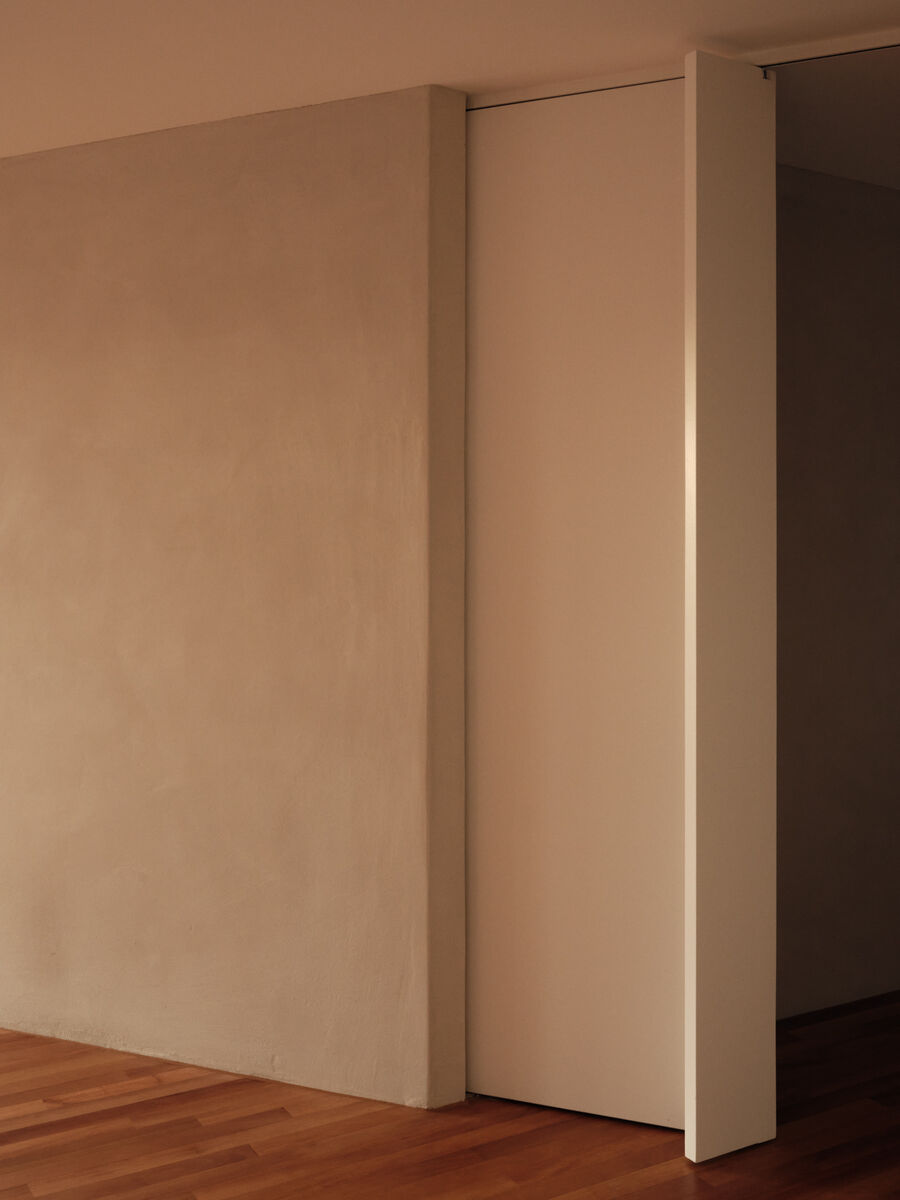 Architekturfotografie eines sensibel umgebauten Einfamilienhauses in Bolligen von Coora Architektur mit Lehmputz, warmen Farbtönen und klarer architektonischer Struktur.