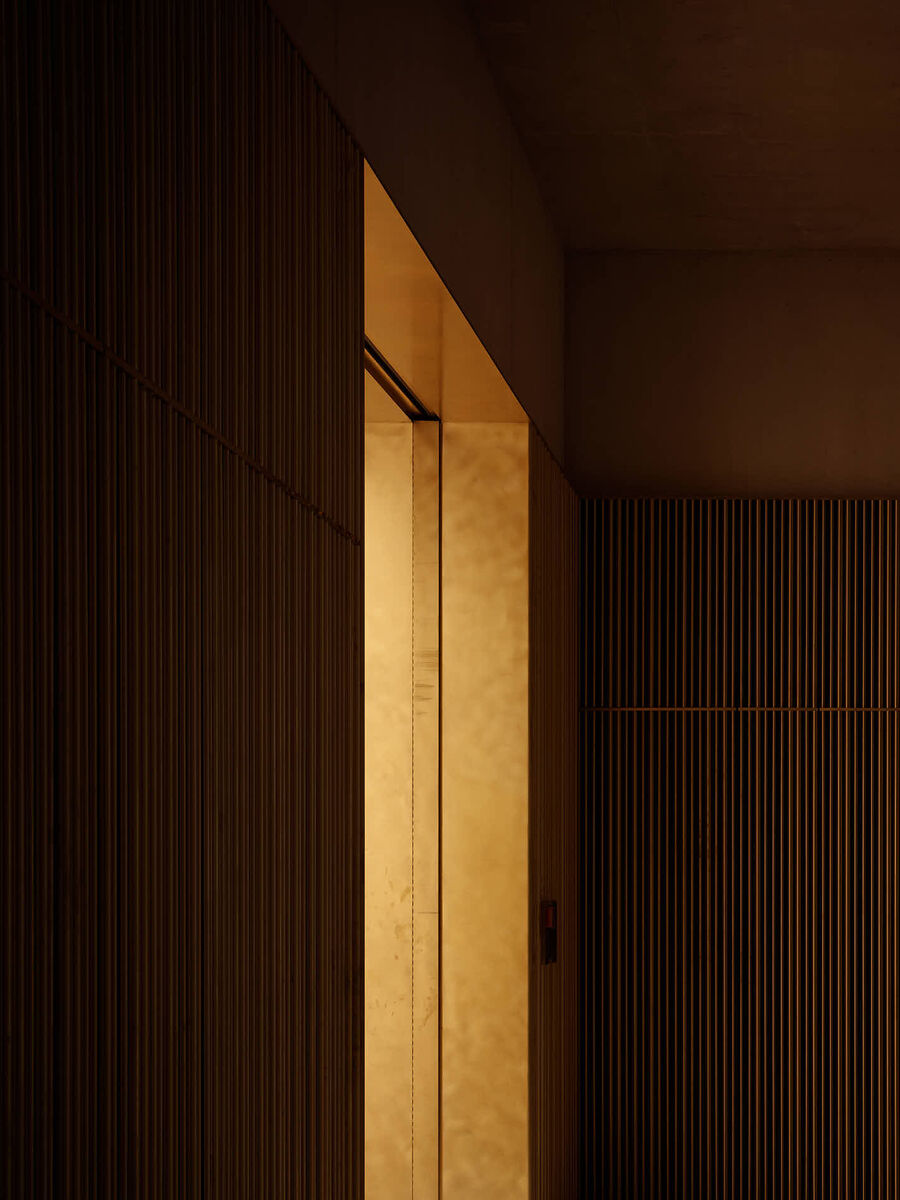 Architekturfotografie des Erweiterungsbaus des Kunsthaus Zürich von David Chipperfield Architects – Sichtbeton, Stein, Messing und Licht in klarer Komposition.