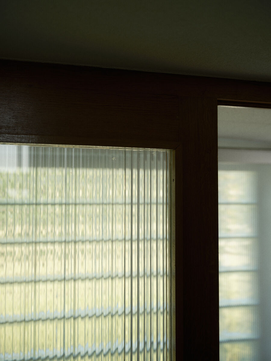 Architekturfotografie von Stettler Photography: Leere Räume, Licht und Schatten im Haus Oberdorf, stimmungsvolle fotografische Bestandesaufnahme in Solothurn, Schweiz.