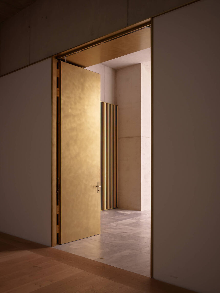 Architekturfotografie des Erweiterungsbaus des Kunsthaus Zürich von David Chipperfield Architects – Sichtbeton, Stein, Messing und Licht in klarer Komposition.