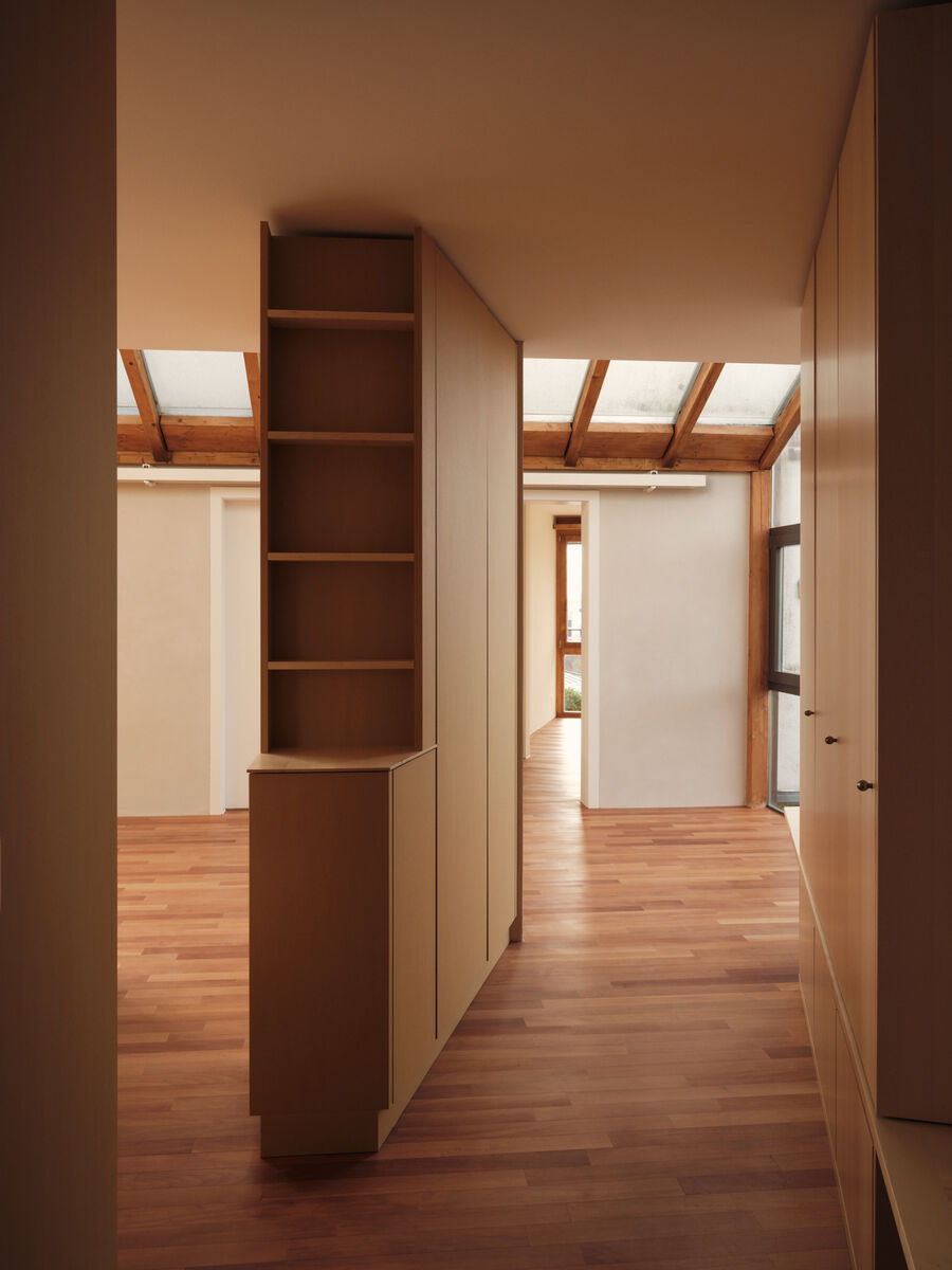 Architekturfotografie eines sensibel umgebauten Einfamilienhauses in Bolligen von Coora Architektur mit Lehmputz, warmen Farbtönen und klarer architektonischer Struktur.