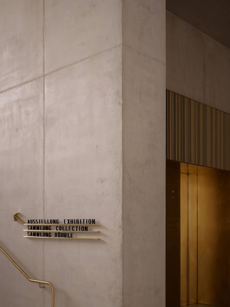 Architekturfotografie des Erweiterungsbaus des Kunsthaus Zürich von David Chipperfield Architects – Sichtbeton, Stein, Messing und Licht in klarer Komposition.