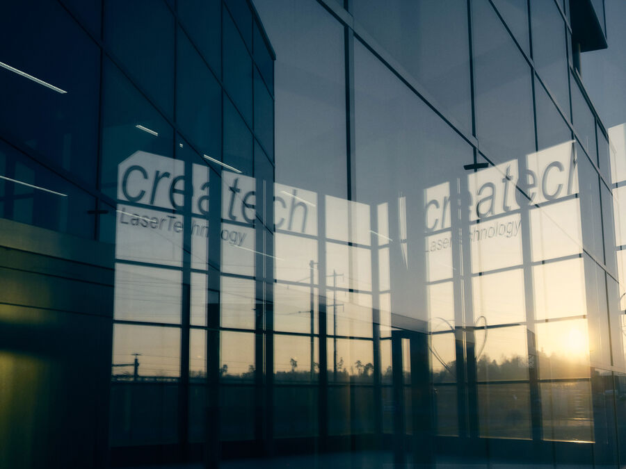 Authentische Industriefotografie bei Createch: Menschen, Technologien und Prozesse im Spannungsfeld von Hightech, Handwerk und cineastischer Bildsprache. Präzision für Raumfahrt, Medizin und Uhrenindustrie – sichtbar gemacht.