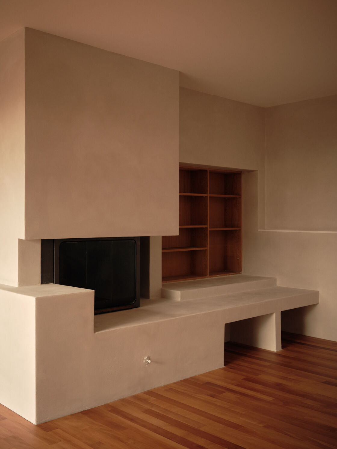 Architekturfotografie eines sensibel umgebauten Einfamilienhauses in Bolligen von Coora Architektur mit Lehmputz, warmen Farbtönen und klarer architektonischer Struktur.