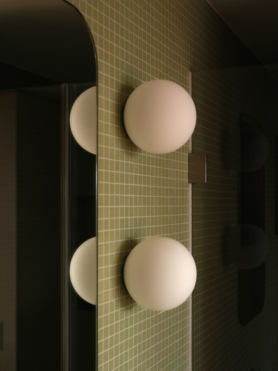 Architekturfotografie eines sensibel umgebauten Einfamilienhauses in Bolligen von Coora Architektur mit Lehmputz, warmen Farbtönen und klarer architektonischer Struktur.