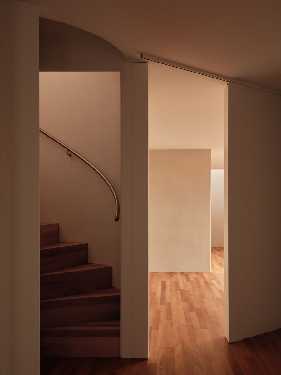 Architekturfotografie eines sensibel umgebauten Einfamilienhauses in Bolligen von Coora Architektur mit Lehmputz, warmen Farbtönen und klarer architektonischer Struktur.