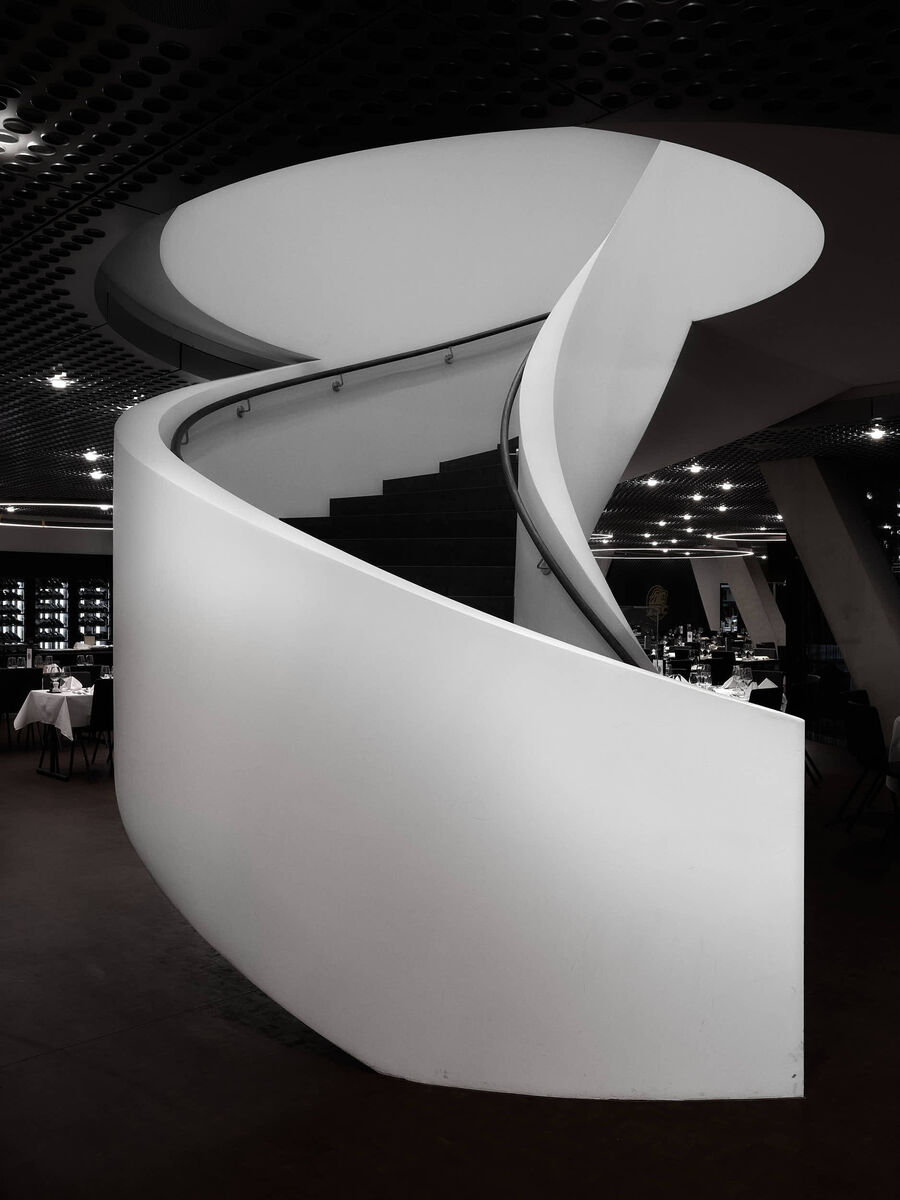 Architekturfotografie der Swiss Life Arena in Zürich von Caruso St. John – eine fotografische Serie vom Rohbau bis zur fertigen Architektur, mit Betonstrukturen, Licht, Treppen und Fassaden.