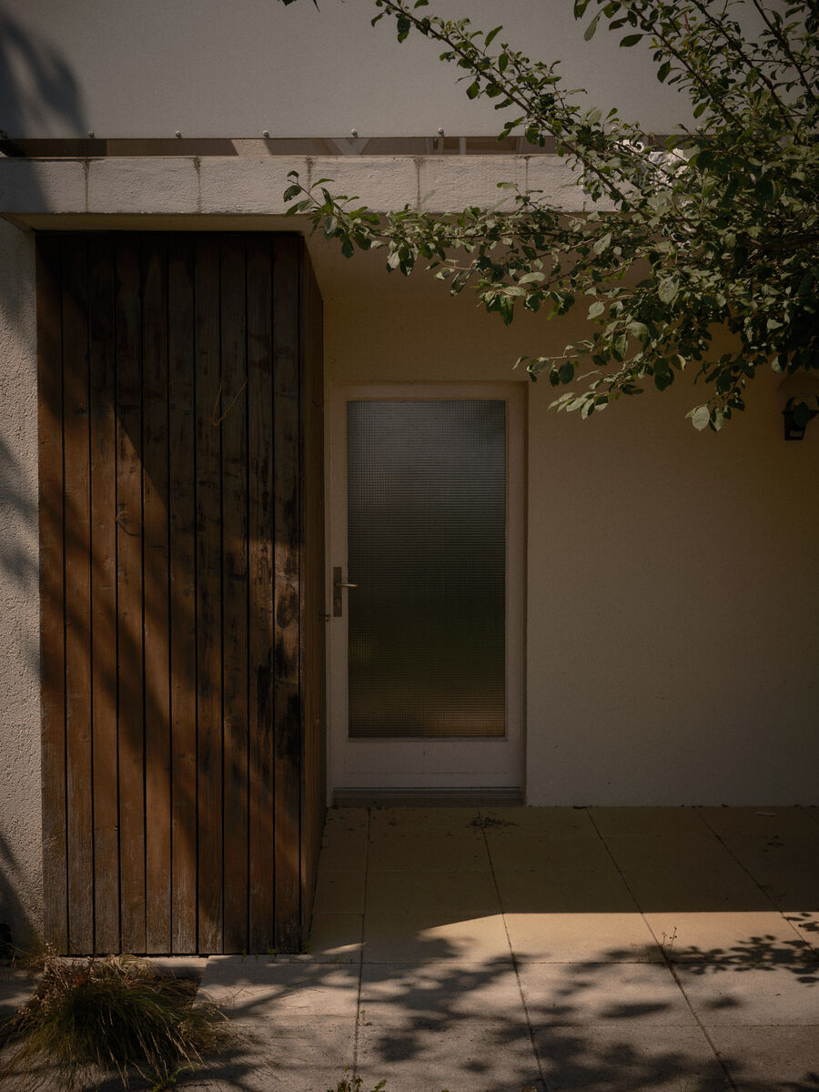 Architekturfotografie von Stettler Photography: Leere Räume, Licht und Schatten im Haus Oberdorf, stimmungsvolle fotografische Bestandesaufnahme in Solothurn, Schweiz.