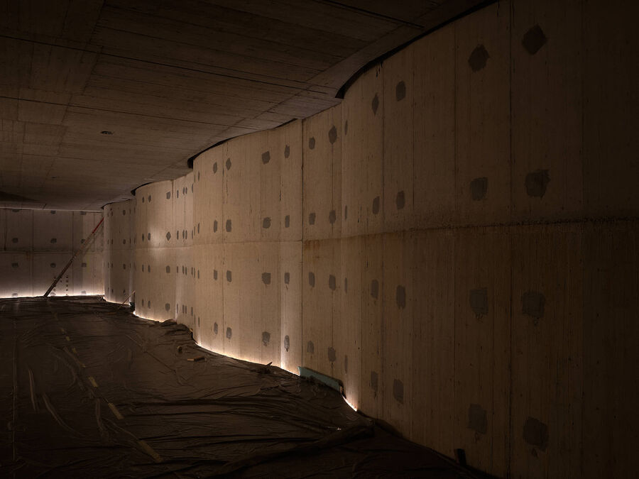 Architekturfotografie der Swiss Life Arena in Zürich von Caruso St. John – eine fotografische Serie vom Rohbau bis zur fertigen Architektur, mit Betonstrukturen, Licht, Treppen und Fassaden.