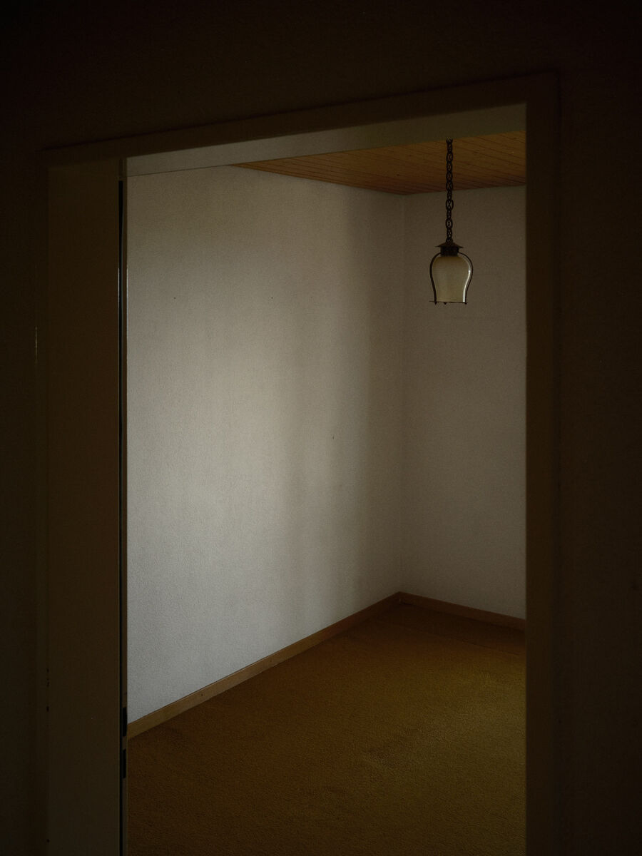 Architekturfotografie von Stettler Photography: Leere Räume, Licht und Schatten im Haus Oberdorf, stimmungsvolle fotografische Bestandesaufnahme in Solothurn, Schweiz.