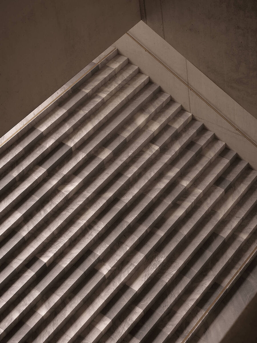 Architekturfotografie des Erweiterungsbaus des Kunsthaus Zürich von David Chipperfield Architects – Sichtbeton, Stein, Messing und Licht in klarer Komposition.