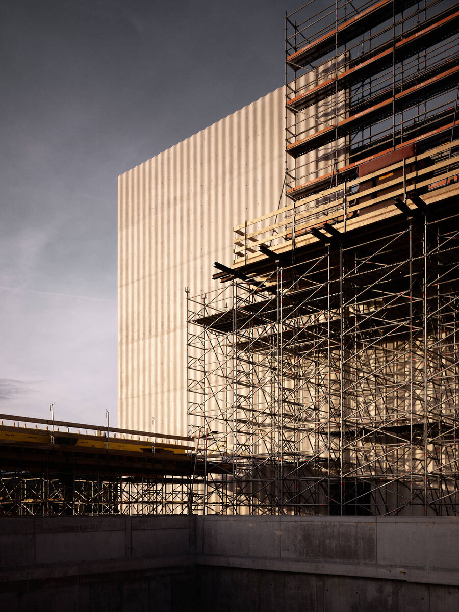 Architekturfotografie der Swiss Life Arena in Zürich von Caruso St. John – eine fotografische Serie vom Rohbau bis zur fertigen Architektur, mit Betonstrukturen, Licht, Treppen und Fassaden.