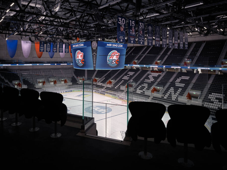Architekturfotografie der Swiss Life Arena in Zürich von Caruso St. John – eine fotografische Serie vom Rohbau bis zur fertigen Architektur, mit Betonstrukturen, Licht, Treppen und Fassaden.